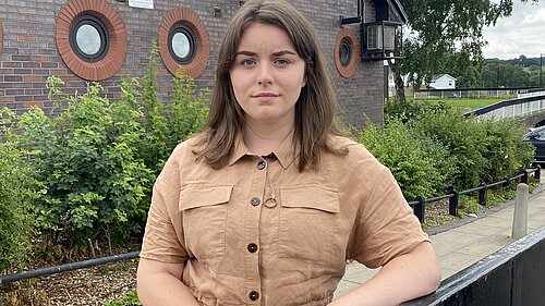 Cllr Sophie Thornton in front of the Jordanthorpe Housing Office